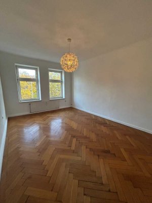 Großzügige, sanierte 4-Zimmer-Wohnung (WG-tauglich) im charmanten Altbau