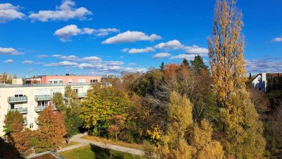 Helle und ruhige 2-Zimmer-Dachgeschoßwohnung (frei) im Münchner Süden mit Alpenblick