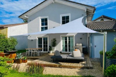 Modernes Einfamilienhaus mit Kamin, Designküche auf sonnigem Grundstück mit Bergblick