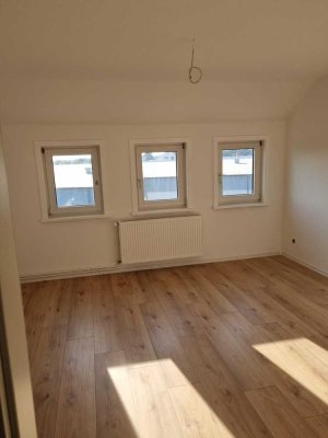 Sanierte 3 Zimmer-Wohnung im DG
