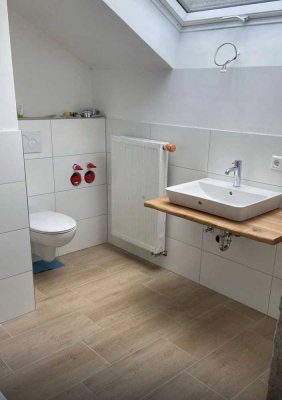 Moderne 4,5 Zimmer DG Wohnung mit Balkon in Erbach zu vermieten.