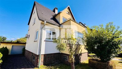 Gepflegtes Einfamilienhaus auf großem Grundstück mit Garage, Terrasse und Balkon