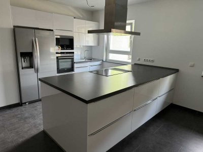 Zentralgelegene 3ZKB Whg. mit hochwertiger offenen Einbauküche und Garten zur Alleinnutzung