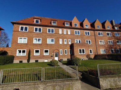 Gepflegte 4,5 Zimmer DG-Wohnung mit Design-Boden in Lübeck-St. Jürgen (Nähe Uni), Ratzeburger Allee