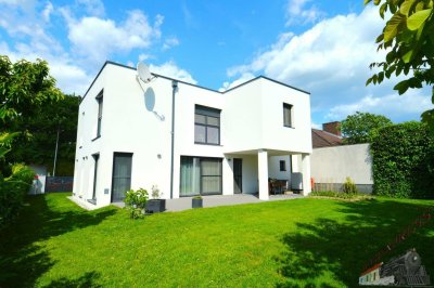 Hochwertiges Einfamilienhaus mit großer Dachterrasse und schönem Garten - gute Verkehrsanbindung