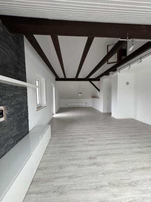Helle 3-Zimmer Dachgeschosswohnung mit Balkon in Büchenbach