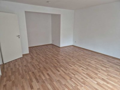 Helle 2 Zimmer Wohnung mit Balkon! (WG-Geeignet)