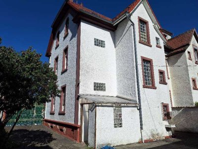 Leerstehendes 3-Familienhaus mit zusätzlicher kleiner Halle