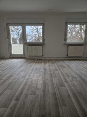 Helle 2 - Raumwohnung mit großzügigen Wohnzimmer nach Komplettsanierung sofort verfügbar!