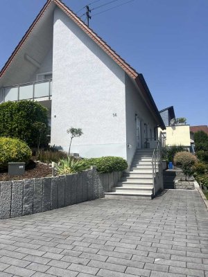 Freistehendes 7 ZKBB Einfamilienhaus mit Doppelgarage in angenehmer u. ruhiger Wohnlage