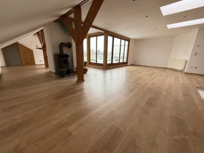 Besondere 3-Raum-Dachgeschoss-Maisonettewohnung mit zwei Bädern, großer Dachterrasse, Kamin & Garage