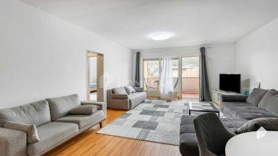 Großzügiges Wohnen mit Charme: Helle Wohnung mit Balkon und Loggia