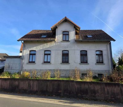 Einfamilienhaus mit Nebengebäude am ruhigen Elmrand gelegen