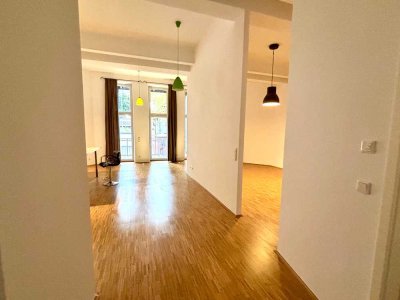 Offenes Wohnkonzept: Helle Wohnung mit gigantischer Deckenhöhe