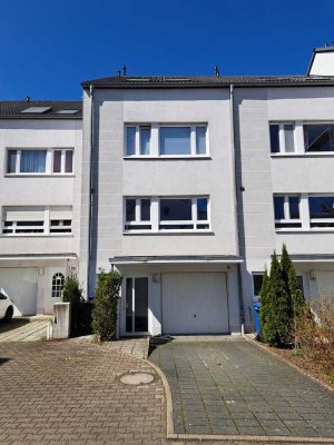 Toplage am Steinberg: 5-Zimmer-Reihenhaus mit gehobener Innenausstattung in Hofheim am Taunus