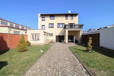 Einfamilienhaus mit Ausbaupotenzial, Garagen und Wintergarten – innenstadtnah