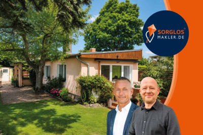 Wohnen mit Gartenidylle: Doppelhaushälfte mit Kamin, Garagen und Nebengelass