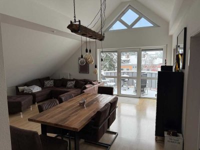 Helle 2-Zimmer Dachgeschosswohnung mit Balkon & TG in Bad Homburg