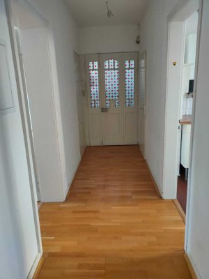 Schöne 3-Zimmer-Altbauwohnung im Hansaviertel mit Balkon