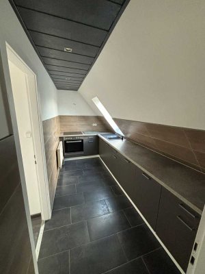 Renovierte 3-Zimmer DG-Wohnung mit Einbauküche in Garbsen