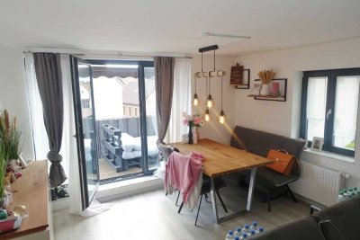 Kernsanierte, moderne 2 Zimmer-Dachstudio-Wohnung mit großen Balkon, EBK  Stellplatz in Cadolzburg
