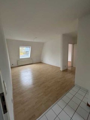 3-Zimmer-Dachgeschosswohnung mit Duschbad in Südfriedhof