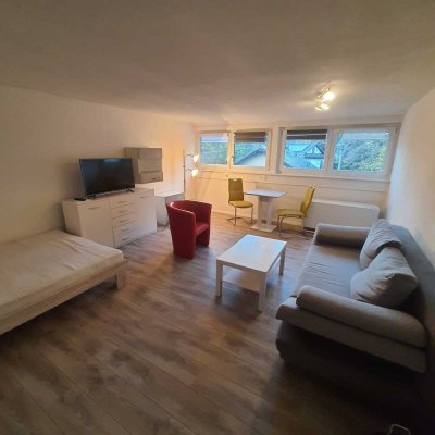 Stilvolle, geräumige 1-Zimmer-DG-Wohnung mit Einbauküche in Baden-Baden