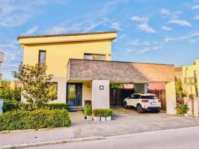 Verkauf – modernes 5-Zimmer-Einfamilienhaus (Wohnfläche 170,44 m², Grundstück 367 m²) mit Pool, Keller und Carport in lukrativer Lage in Hainburg an der Donau – Niederösterreich.