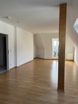 Wunderschöne 3-Zimmer-Wohnung mit Balkon, EBK, 2 Bädern und Stellplatz zur Eigennutzung!