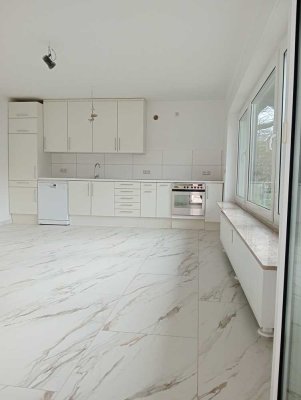 Helle, großzügige 4-Zimmer Wohnung mit Balkon und Einbauküche in Top Lage ruhig,  aber zentral
