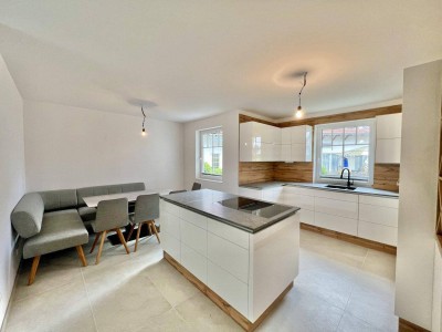 ERSTBEZUG - 5 Zimmer - ca. 123m² WFL - EINBAUKÜCHE - Garten - Terrasse - Keller - KFZ Stellplatz - Photovoltaik