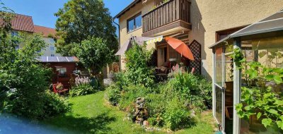 ... 4-Zi-Whg im EG mit Terasse + EBK + 80m² Garten in kleiner Anlage und Einzelgarage ...
