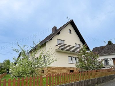 Freistehendes Einfamilienhaus mit großer Garage in ruhiger Lage von 53773 Hennef-Bülgena
