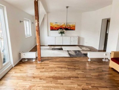 Individuelle Altbau-Dachgeschosswohnung mit Entwicklungspotenzial