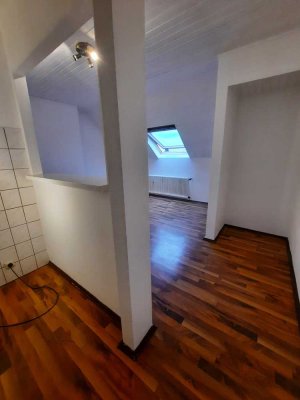 Schönes, helles 1-Zimmer-Apartment im Dachgeschoss