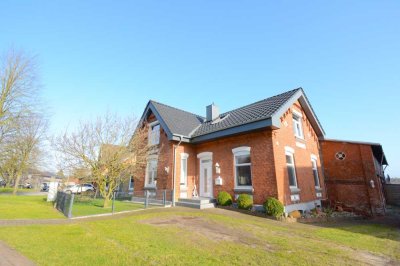 Modernisiertes Einfamilienhaus mit Einliegerwohnung und Halle in Hennstedt