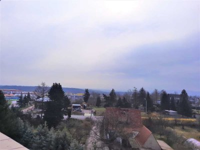 "2-Zimmer-Wohnung mit Balkon und schöner Aussicht im Obersten Stockwerk zur günstigen Miete!"