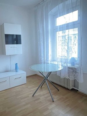 Charmante 3-Zimmer-Altbauwohnung mit Garage, ideal am U-Bahnhof Rudow gelegen.