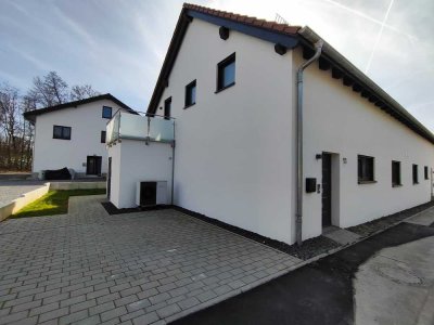 JETZT ZUSCHLAGEN: Neuwertige Doppelhaushälfte m. Balkon, Terrasse, 162m² Wohnfl. & Stellplatz