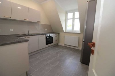 3-Zimmer im Dach; hochwertig neu saniert mit Stil; exklusive Einbauküche