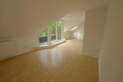 HELLE 2-ZI.-DACHGESCHOSS-WOHNUNG MIT LOGGIA - FRISCH RENOVIERT (BESICHTIGUNG: 24.05.25)