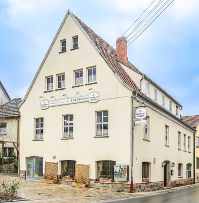 Uriger Dorfgasthof mit Wohnraum in Gambach zu verkaufen