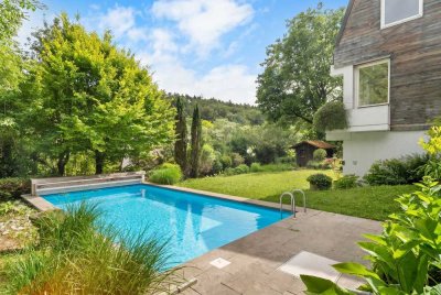 Wohnen mit Charakter: stilvoller Rückzugsort mit Pool im Steinbachtal