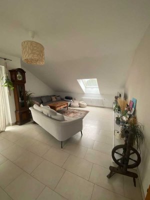 Helle, schöne 2 Zimmer Dachgeschosswohnung mit Balkon in Aschaffenburg-Leider