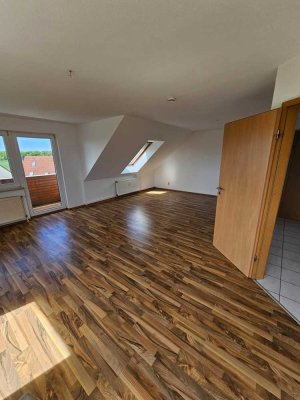 Frisch gestrichene Dachgeschosswohnung mit Balkon