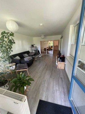 Stilvolle, vollständig renovierte 2-Zimmer-Erdgeschosswohnung mit Terrasse und EBK in Kiel