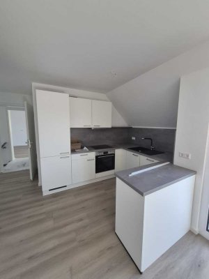 Erstbezug mit Balkon und Einbauküche: Stilvolle 2,5-Zimmer-DG-Wohnung mit geh. Innenausstattung