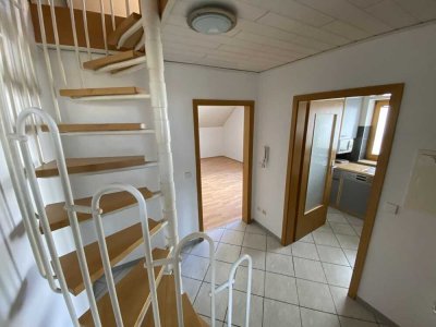 Helle 1-Zimmer-Dachgeschosswohnung mit ausgebautem Dachstuhl in ruhigem Zweifamilienhaus