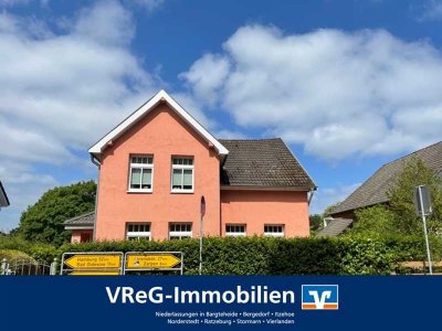 Reinfeld Innenstadt: Einfamilienhaus mit angelegtem Gartenbereich und 3 Garagen (A3318)