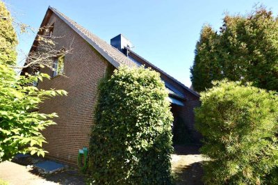 Rosenstadt Uetersen: 4-Zimmer-Doppelhaushälfte zzgl. Studio im DG, Sonnenterrasse, Garten u. Carport